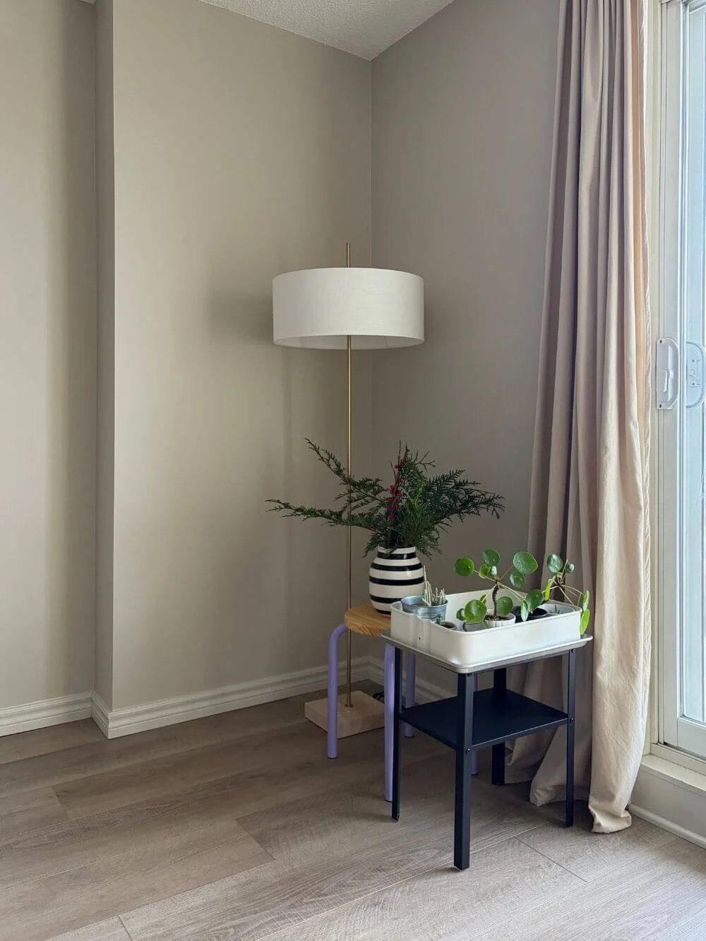 IKEA ストックホルム2025のフロアランプが、リビングに落ち着いた理由