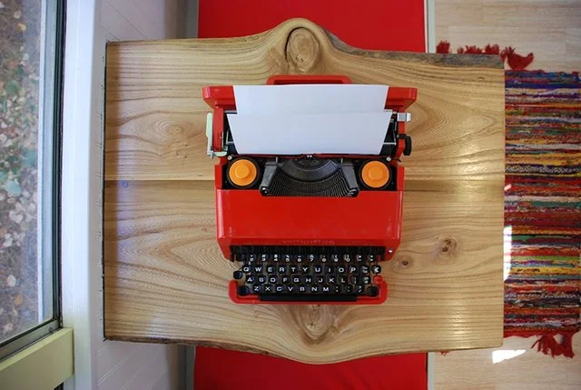 skoolielove-table-typewriter-old-interior.jpg