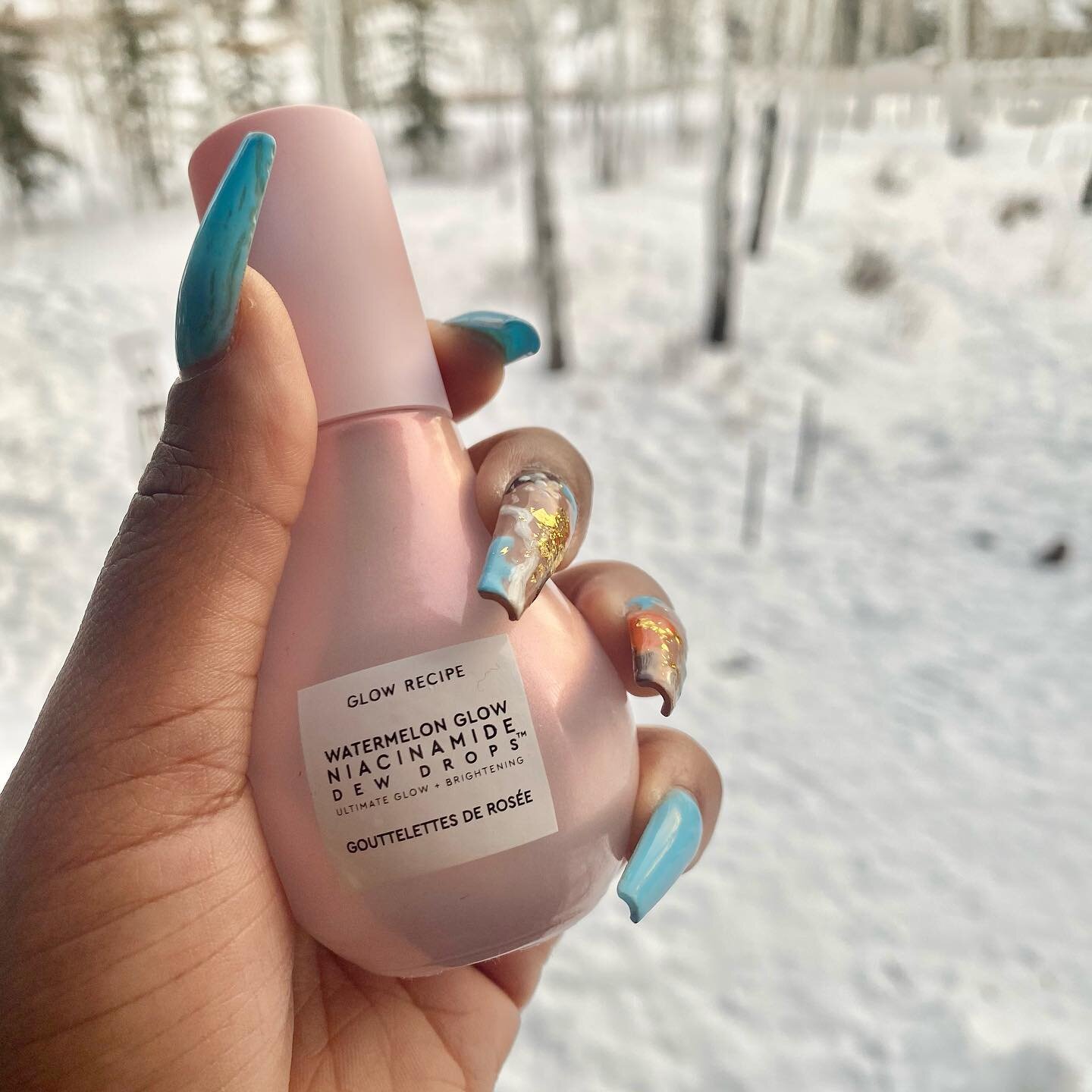 back to regularly scheduled programming 😂 &mdash; this @glowrecipe serum kept my skin glowing while in the mountains. My skin&rsquo;s dryness was real because of the cold and altitude, but the light texture and dewy finish of this product was easily