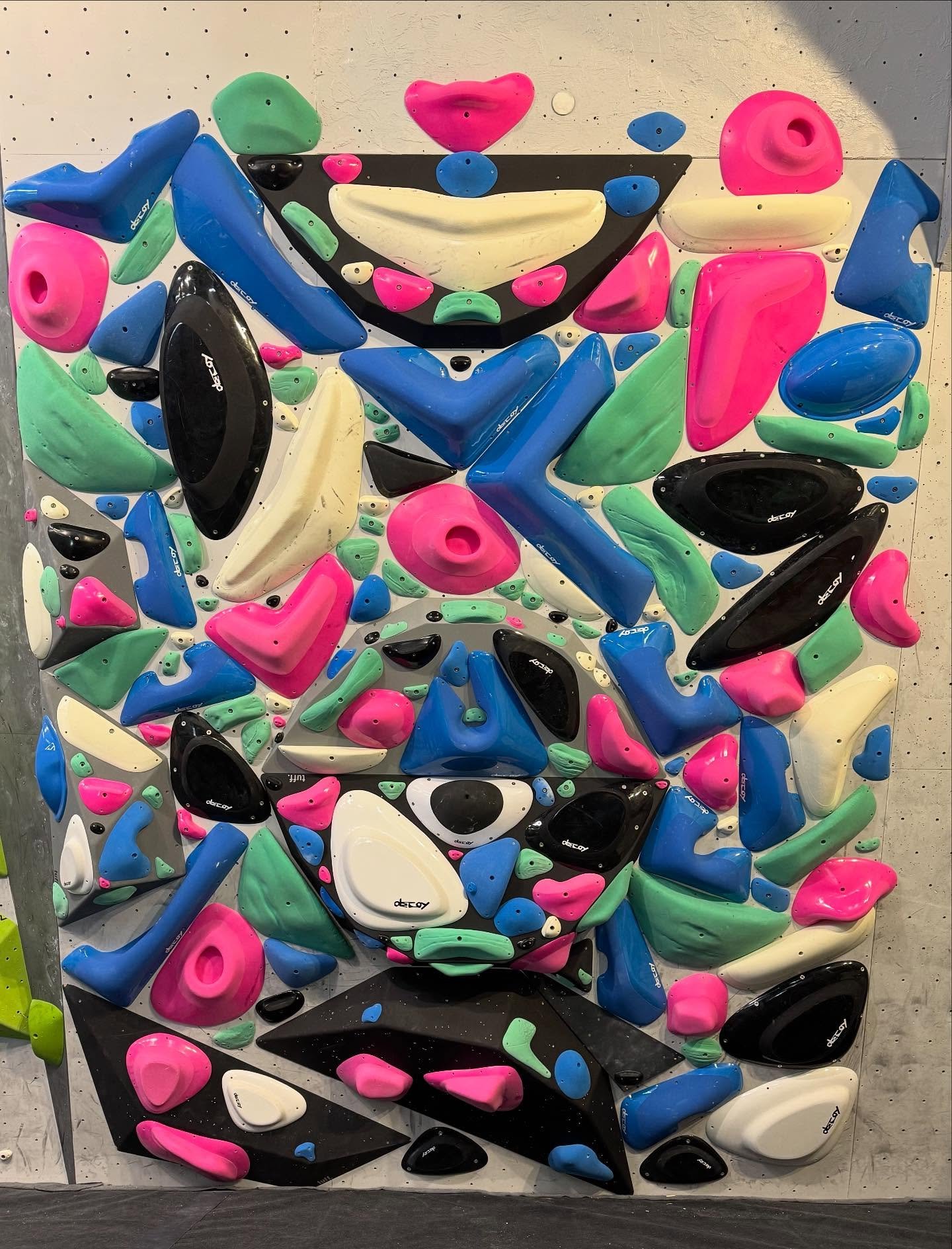 Introducing the @decoyholds Splash-Wall!! A temporary installation by @dy_illo owner/operator/award winning shaper at @decoyholds. 

So many possibilities&hellip;

Use the @climbwithcrux app to make up and log your own routes, repeat other&rsquo;s ro