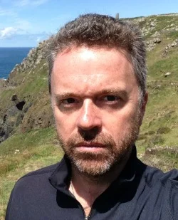 Sean Thomas ( conosciuto con lo pseudonimo di S.K. Tremayne)