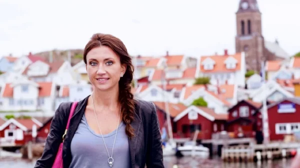 La bellissima Camilla Lackberg e la sua città natale e ambientazione prediletta di tutti i suoi romanzi, Fjällbacka, Svezia.