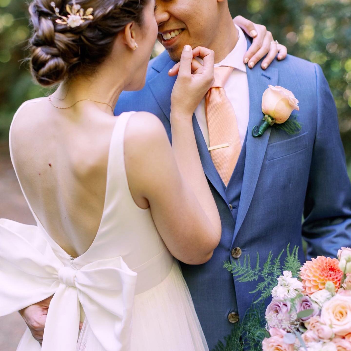 🌲 Katie + Peter / Islandwood- Bainbridge, WA 🌲
Promptly after Peter seeing Katie for the first time, she pointed out the custom bow on the back of her dress and exclaimed &ldquo;I&rsquo;m a god damn gift!&rdquo; More of this energy, fam! Getting to