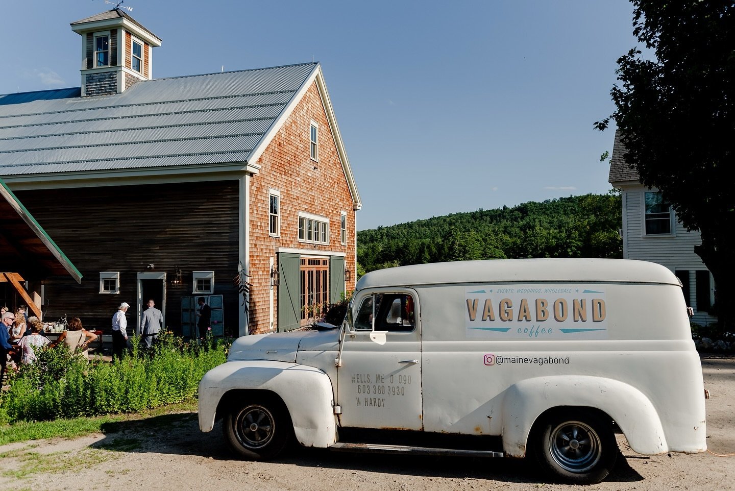 Cocktail hour at The Preserve is a symphony of clinking glasses and joyous laughter, set against the backdrop of natures serenity. Add in unique vendors such as @vagabondmaine for a truly one of a kind experience, and make the moment unforgettable! 
