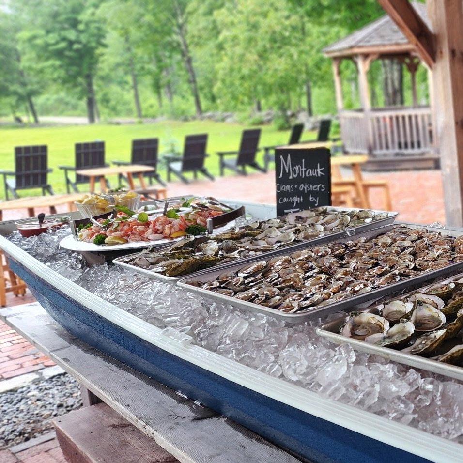 A charming new addition to our collection of unique venue staging pieces: The Tipsy Tide rowboat. 🚣&zwj;♂️ This weekend she made her debut as a raw bar centerpiece&mdash;but not just any raw bar. Each clam was hand-caught and lovingly shucked by the