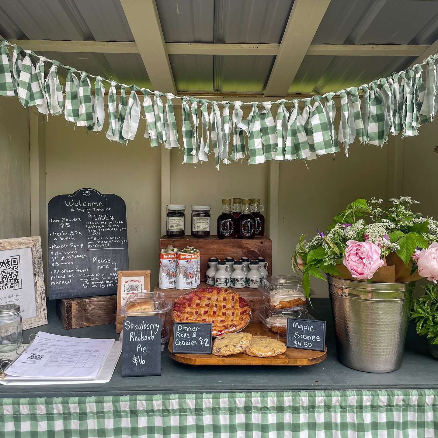 Don&rsquo;t forget our Farmstand is open on a weekly basis now, stop by your friendly neighborhood stand for freshly baked goods, herbs, cut flowers, maple syrup, and more! 🥧💐🥕🍅

#thepreserveatchocorua #farmstand #nh #summer #whitemountains #newe