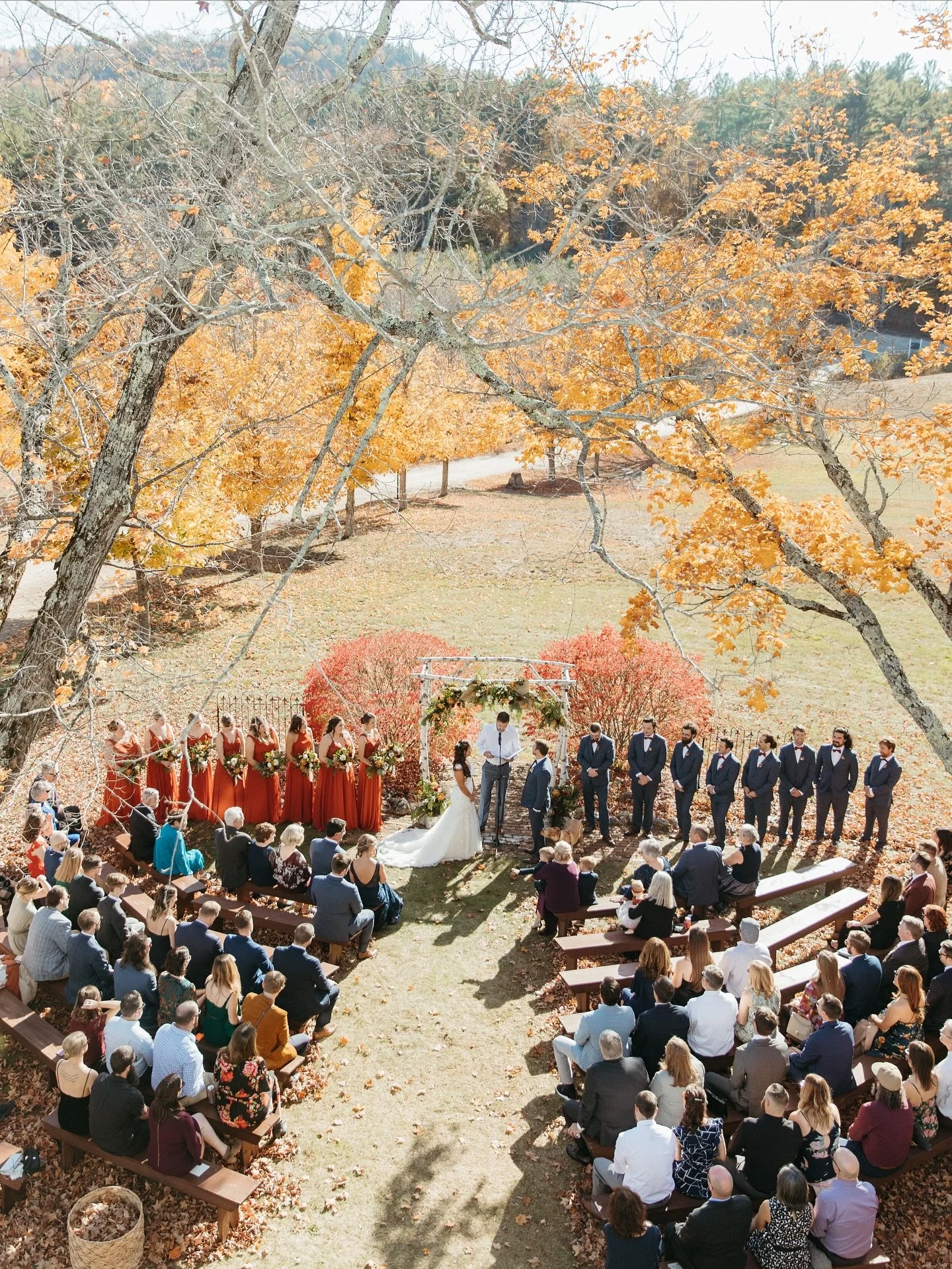 Loving this bird&rsquo;s eye view of an autumn ceremony. 🍂

#thepreserveatchocorua #fall #fallweddings #octoberwedding #weddingvenue