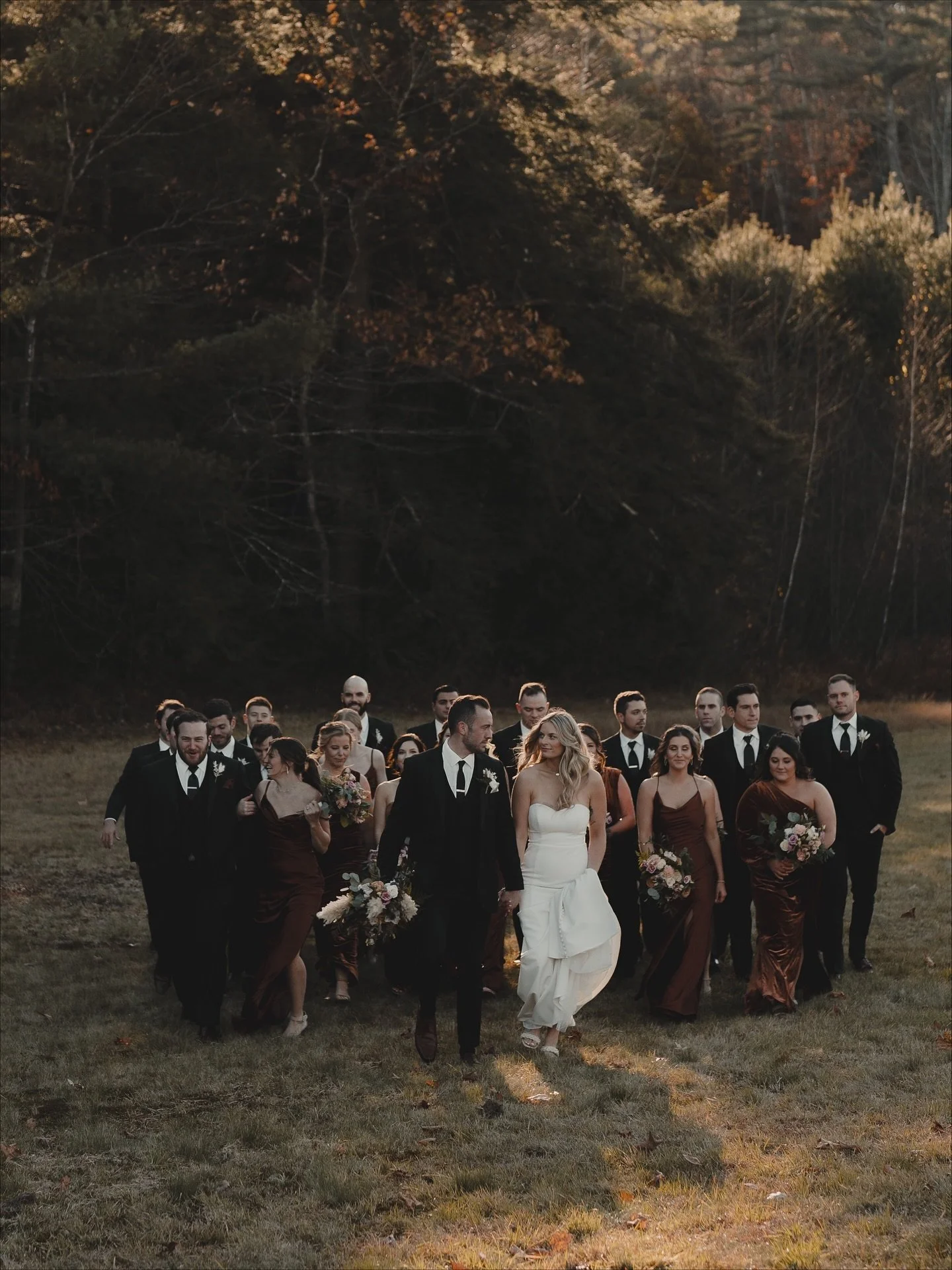 Why November? It&rsquo;s often an overlooked wedding month but we couldn&rsquo;t love it more and here&rsquo;s why&hellip;

The Warmth of the Season:
November offers a warm and cozy atmosphere leading into the holidays. Think warm colors, candle ligh