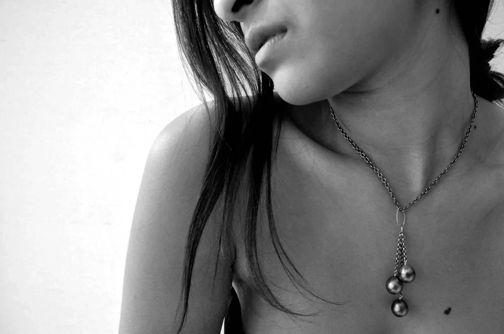 Model wearing the Yuki Pearls RIKA necklace with three dark Tahitian pearls