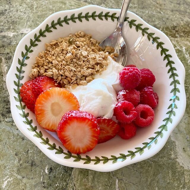 🥣 🍓 YOGURT PARFAITS FTW!

It&rsquo;s my essential bfast every day these days! I usually get obsessed with a breakfast and have it every day until I get sick of it but I&rsquo;ve been going strong with this staple for a while now. It&rsquo;s super h