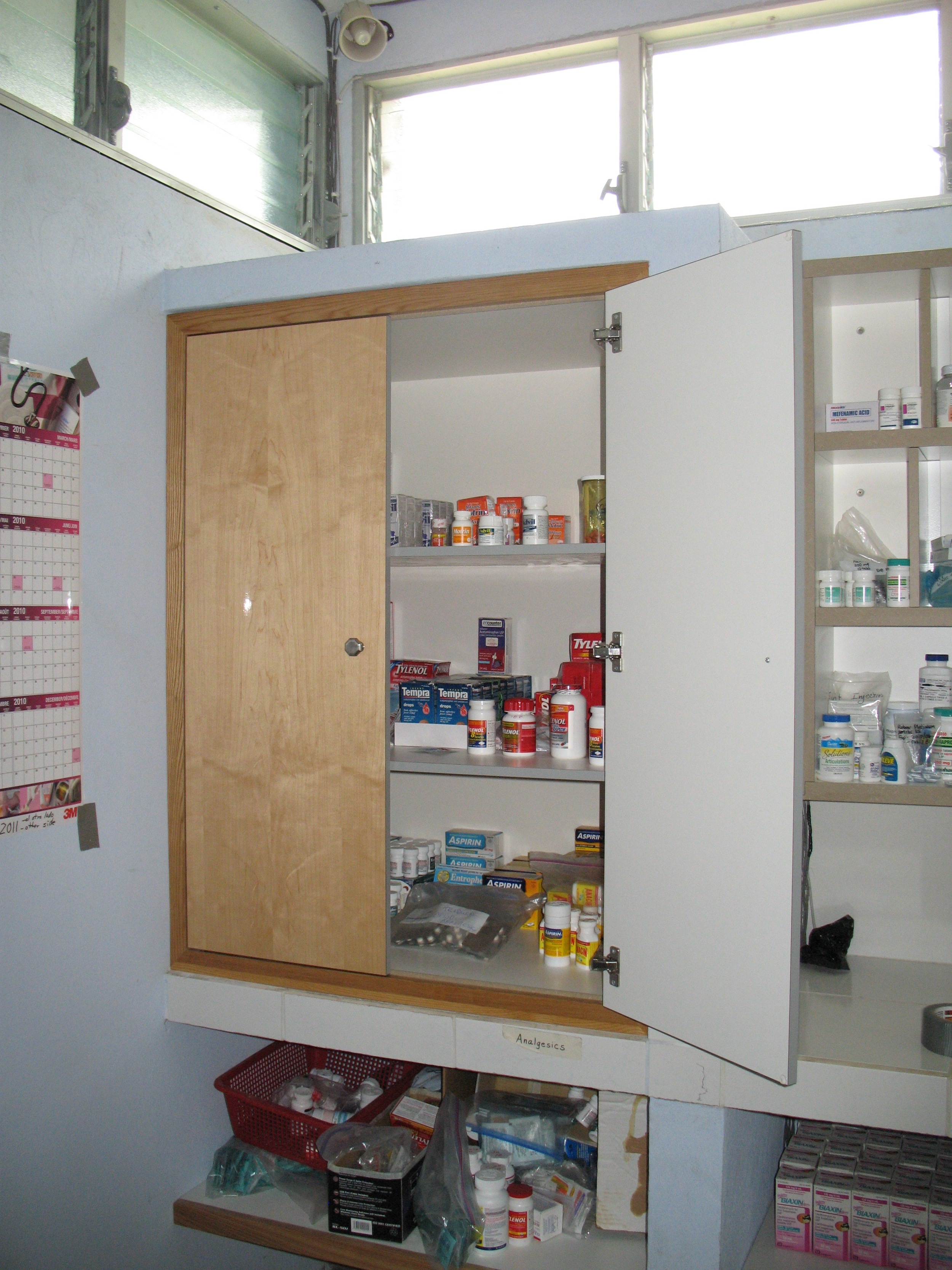 Lockable medicine cabinet