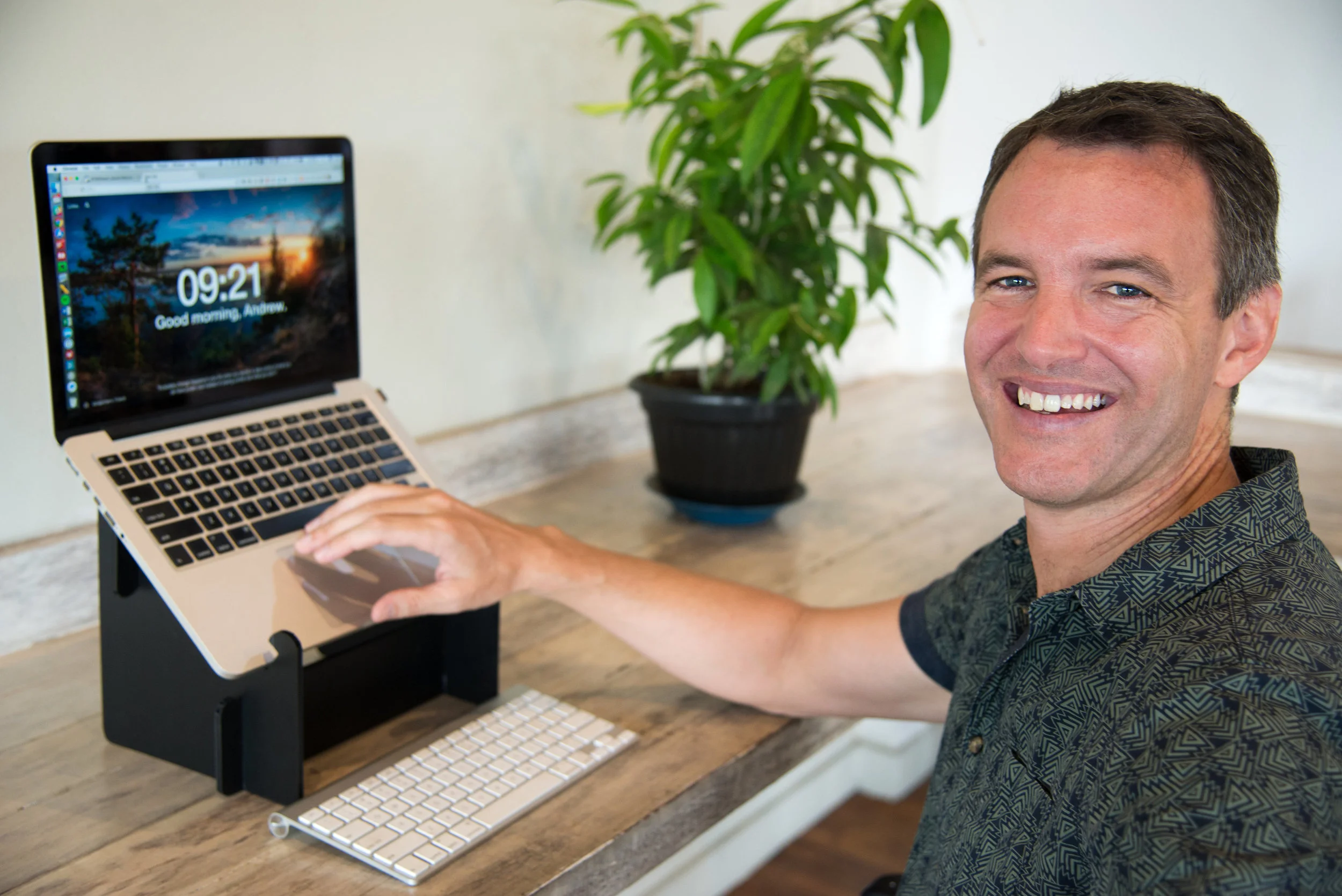 Andrew Crichton started STANDapart to provide affordable and ultraportable laptop stands to travelling professionals, digital nomads and road warriors.