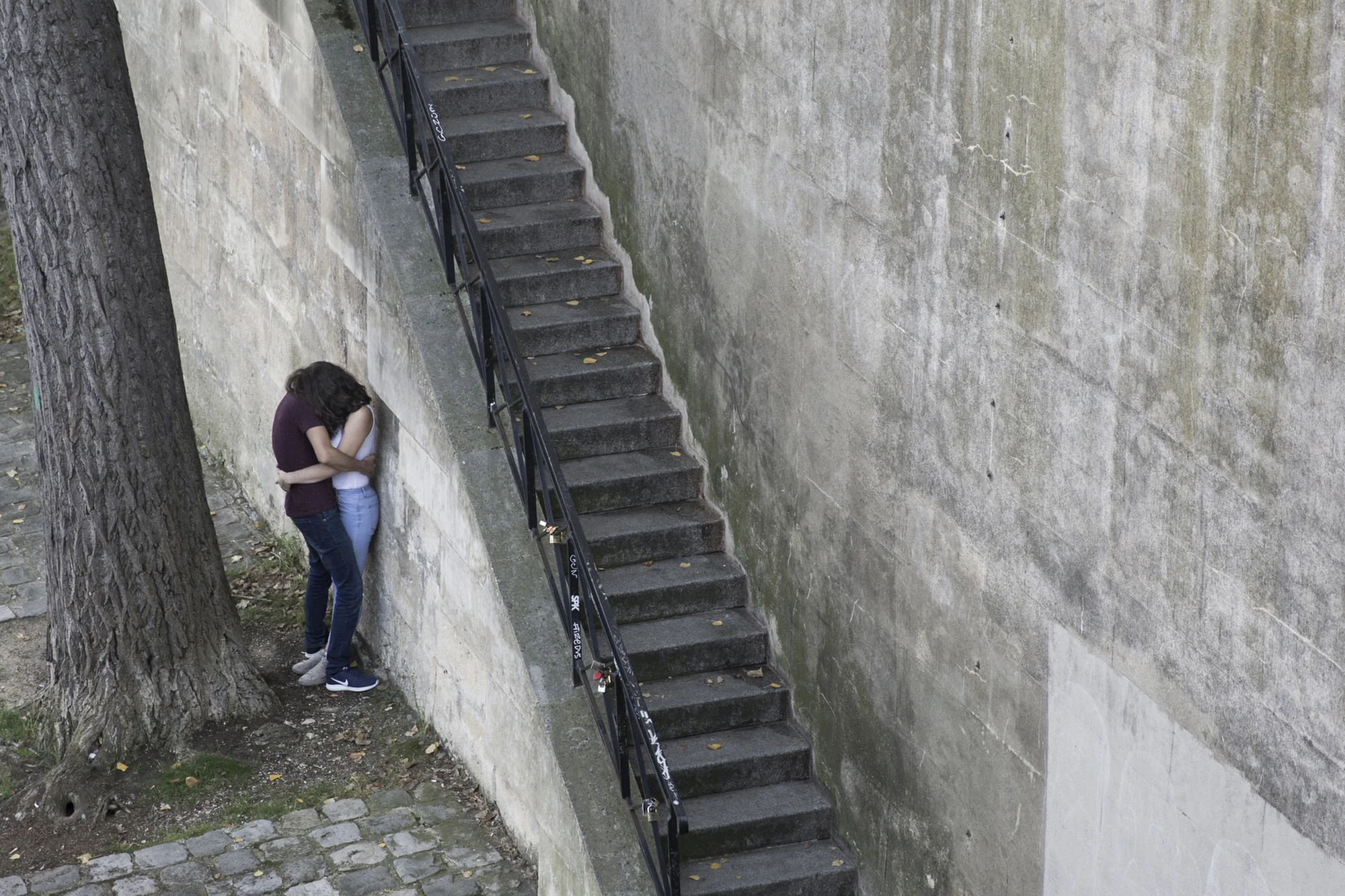 A couple embraces in Paris. 