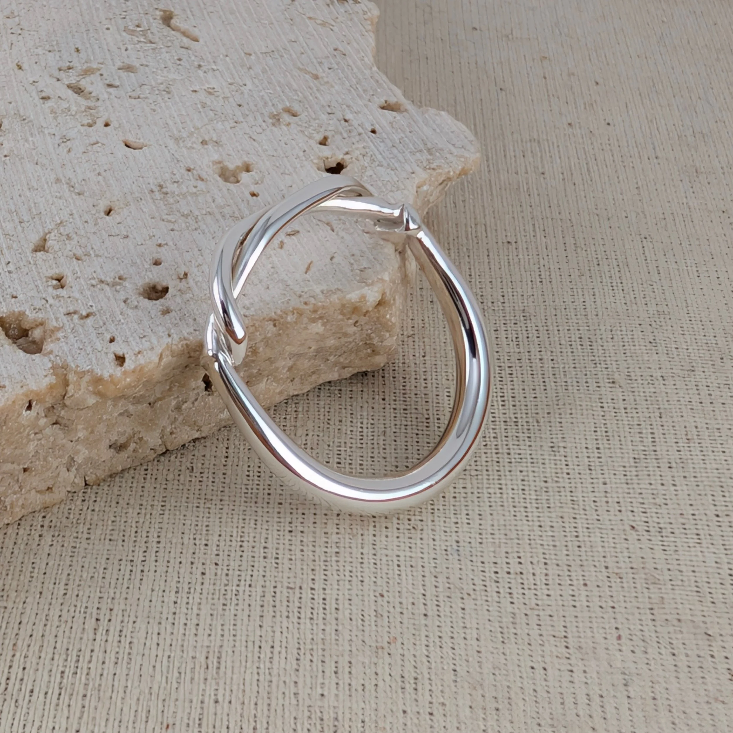 Graduated overlap ring with twisted ends v4.jpg
