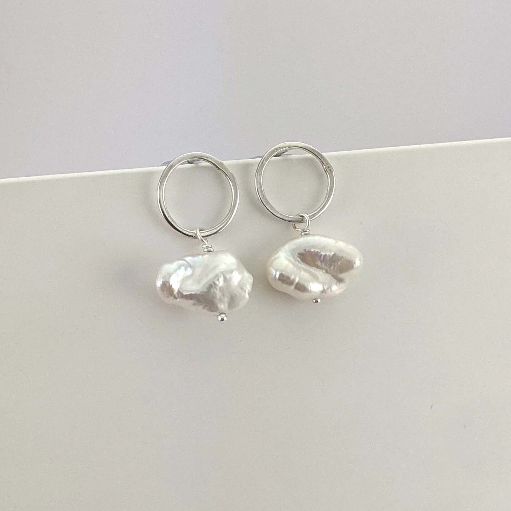 Hammered circle stud earrings with medium keshi pearls