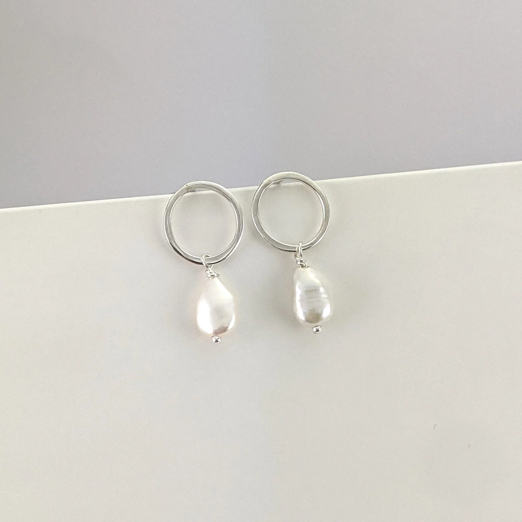 Hammered circe stud earrings with small long keshi pearls