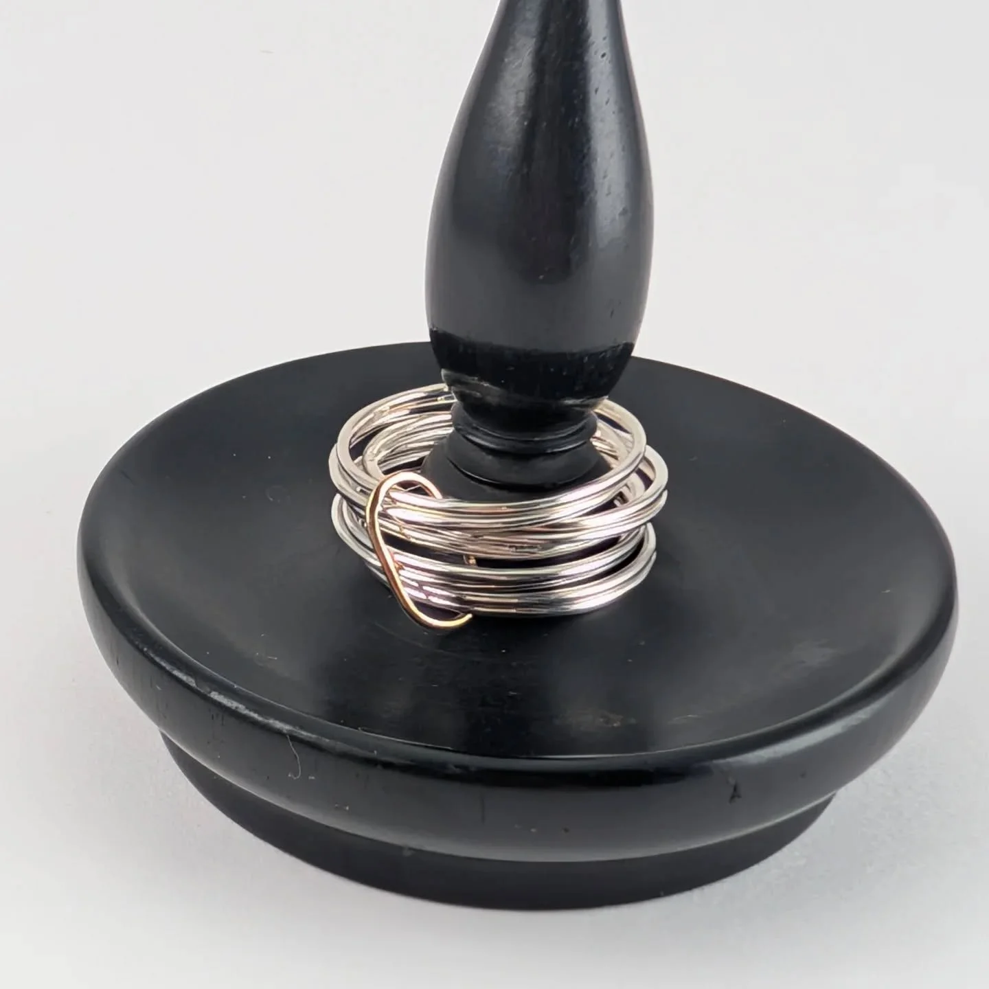 I gave this ring a good polish to get the blackened oxidized finish off to see if anyone would prefer it this way? I love the texture of the cluster of very thin irregular rings. Waiting for it's forever home....

#silverringstack #goldandsilverring 