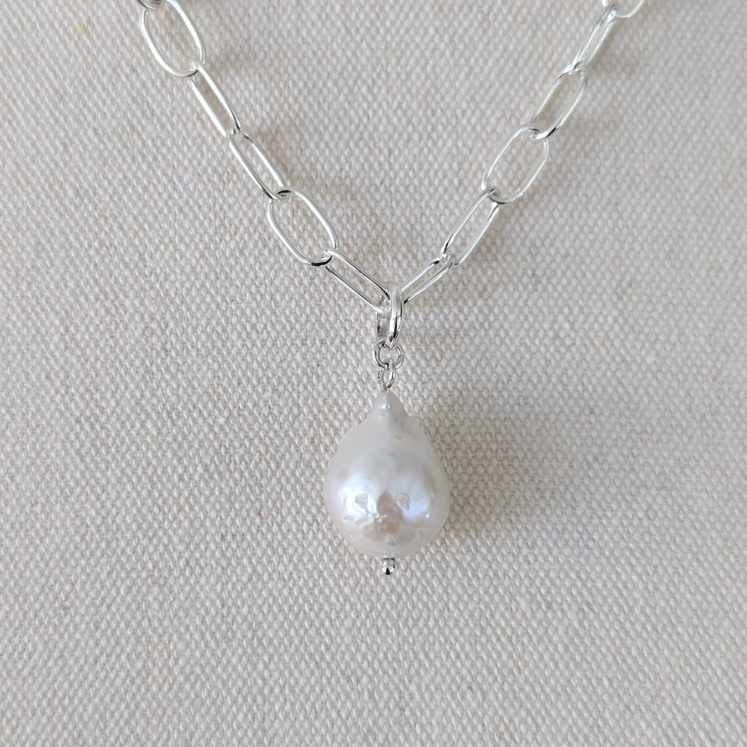 Large baroque white freshwater pearl pendant - 14 x 19mm - D