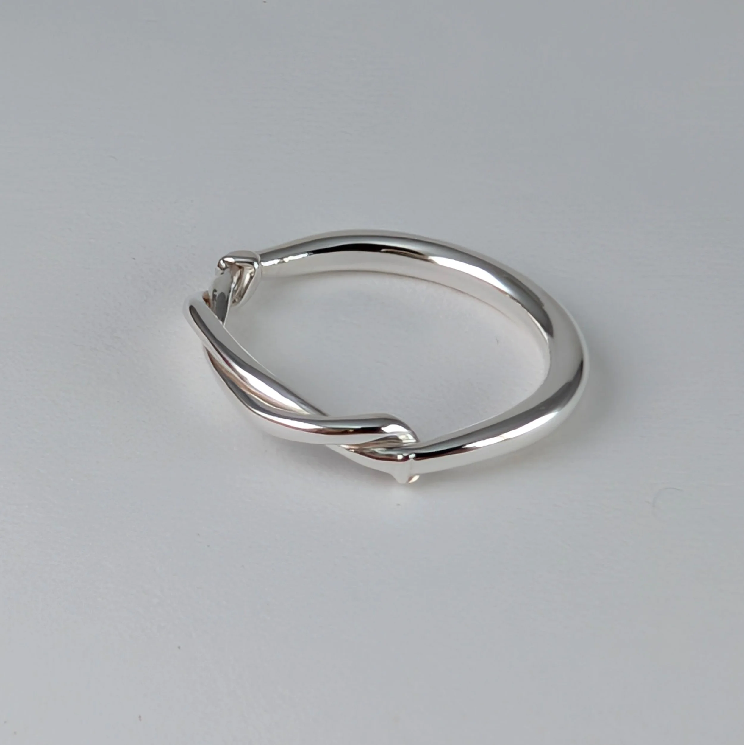 Graduated overlap ring with twisted ends v3.jpg