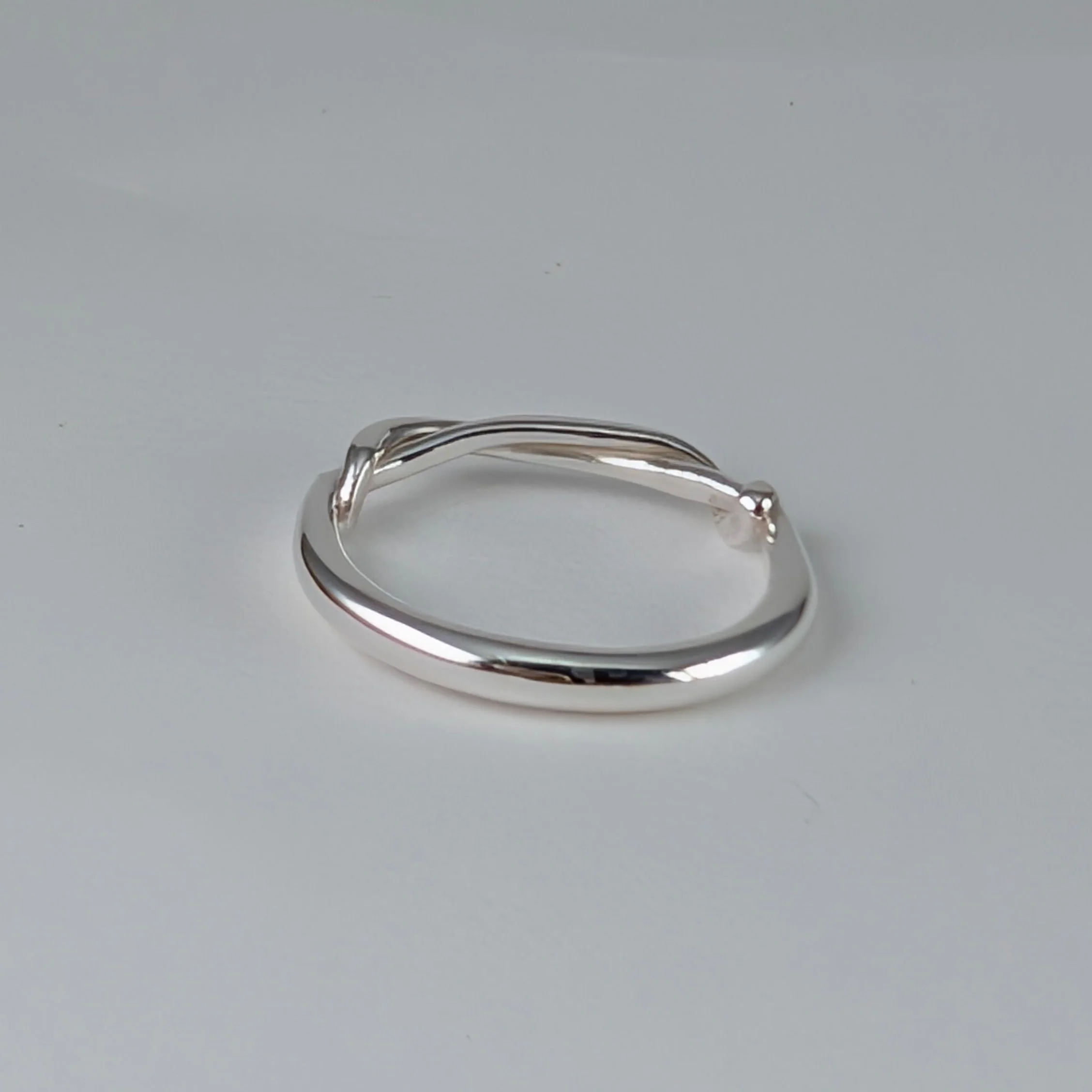 Graduated overlap ring with twisted ends v2.jpg