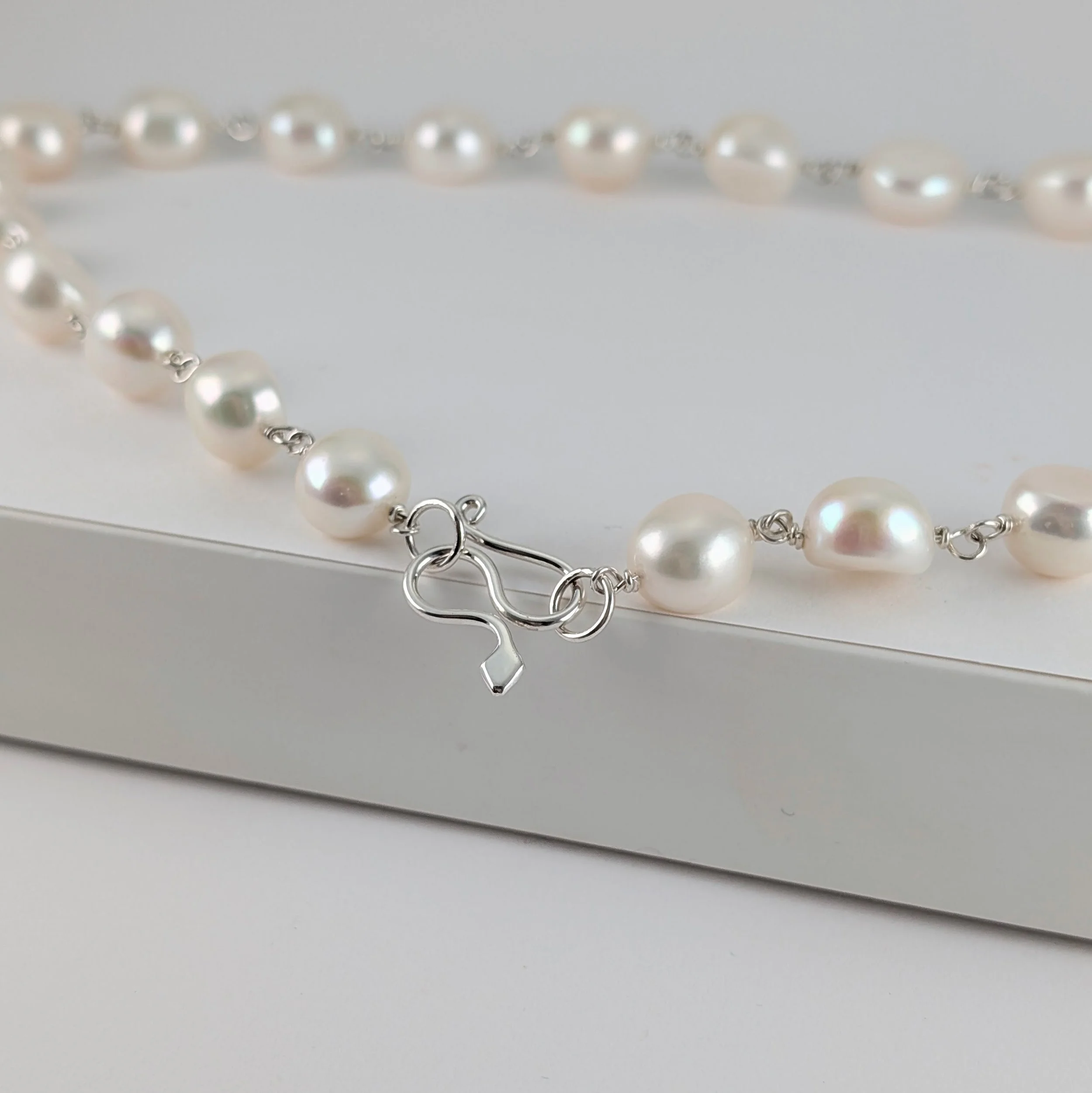 White button pearl necklace with snake catch