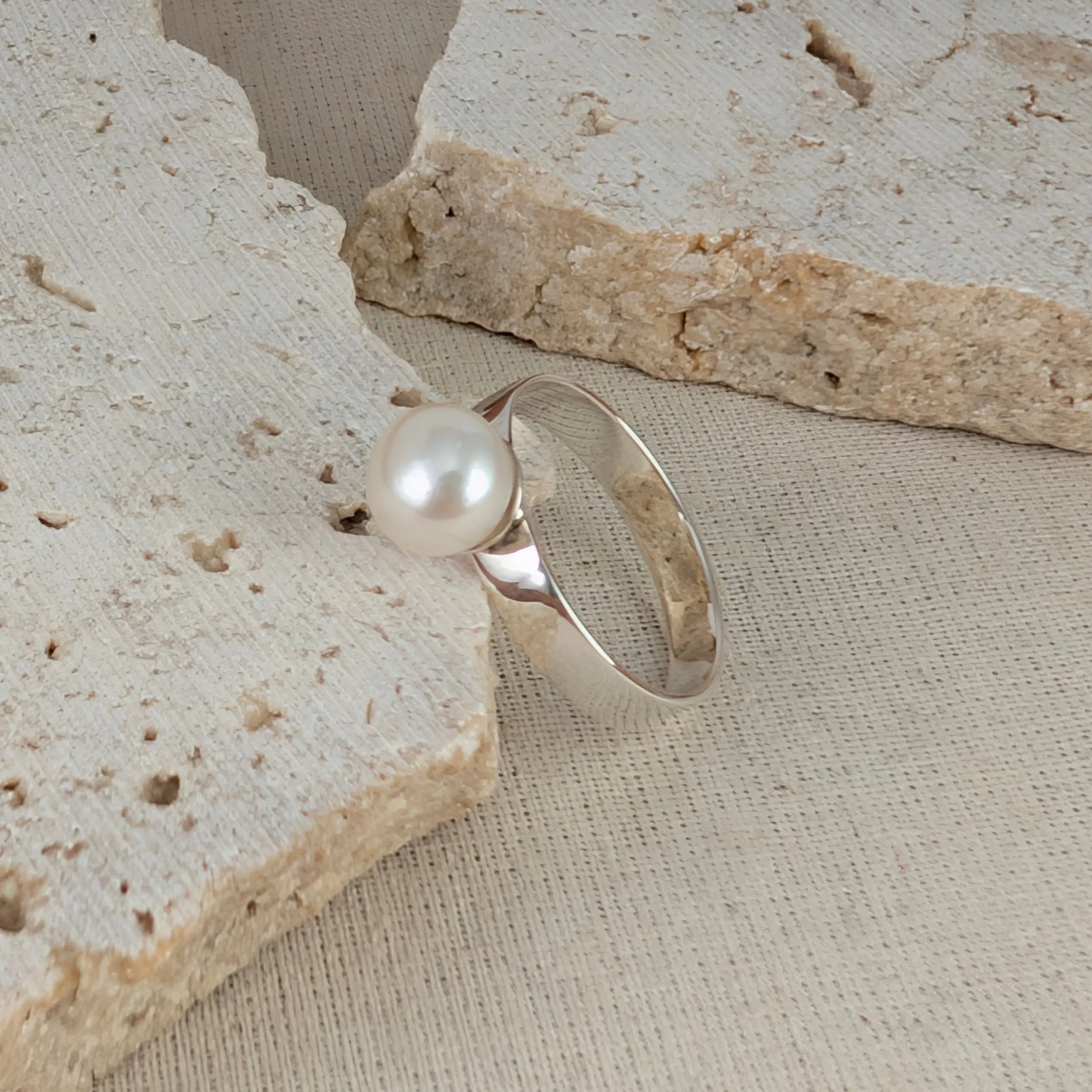White freshwater pearl ring with flat band v1.jpg