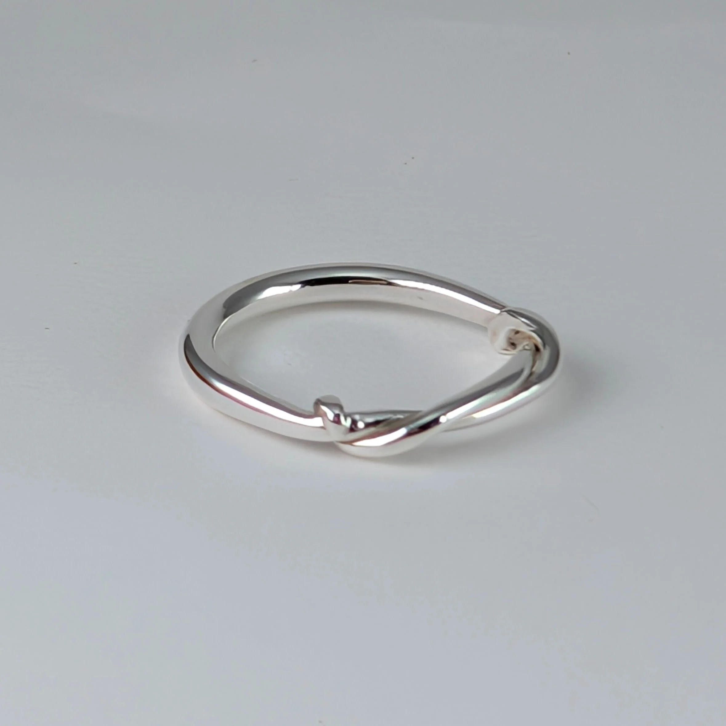 Graduated overlap ring with twisted ends v1.jpg