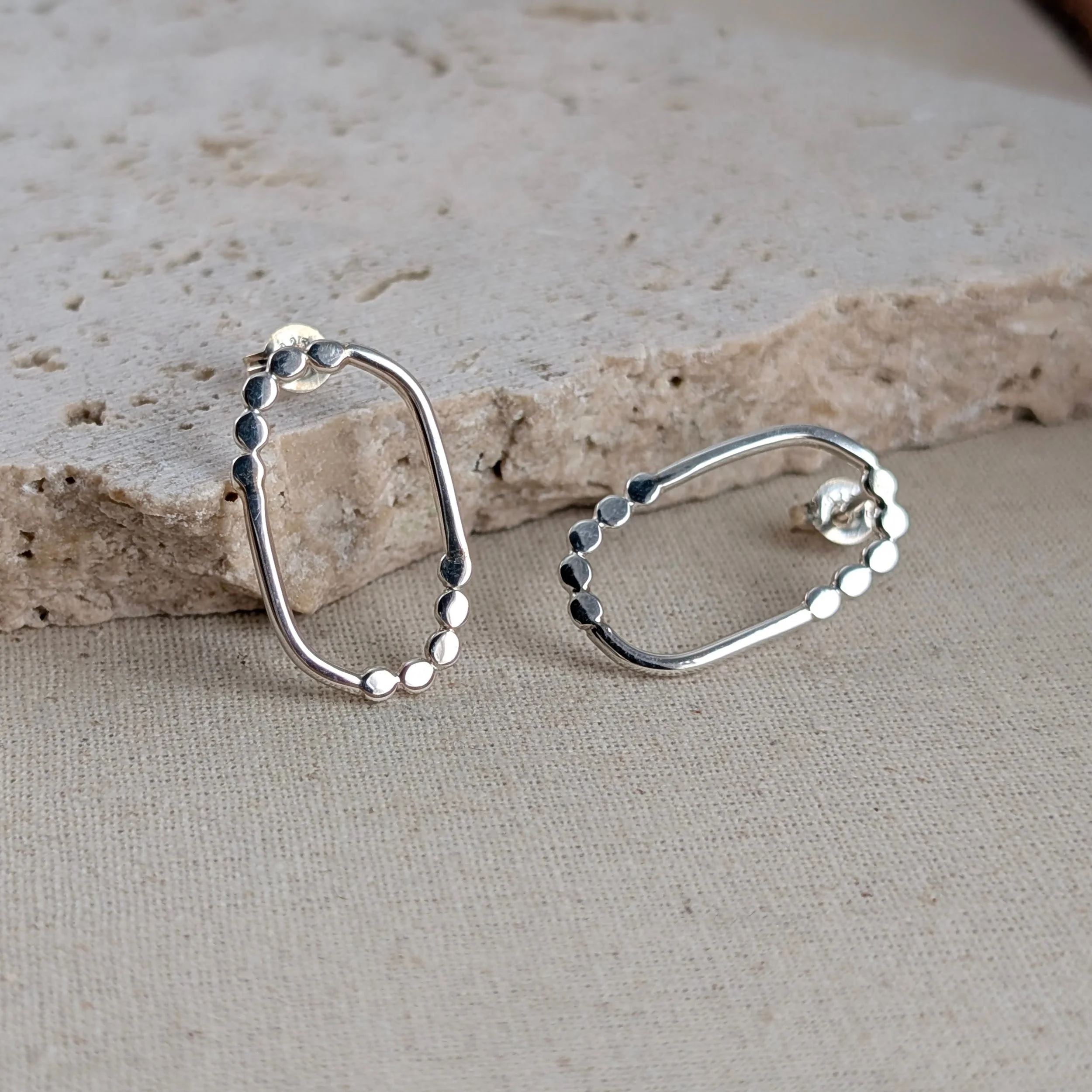 Oval-dotted-border-studs-v1.jpg