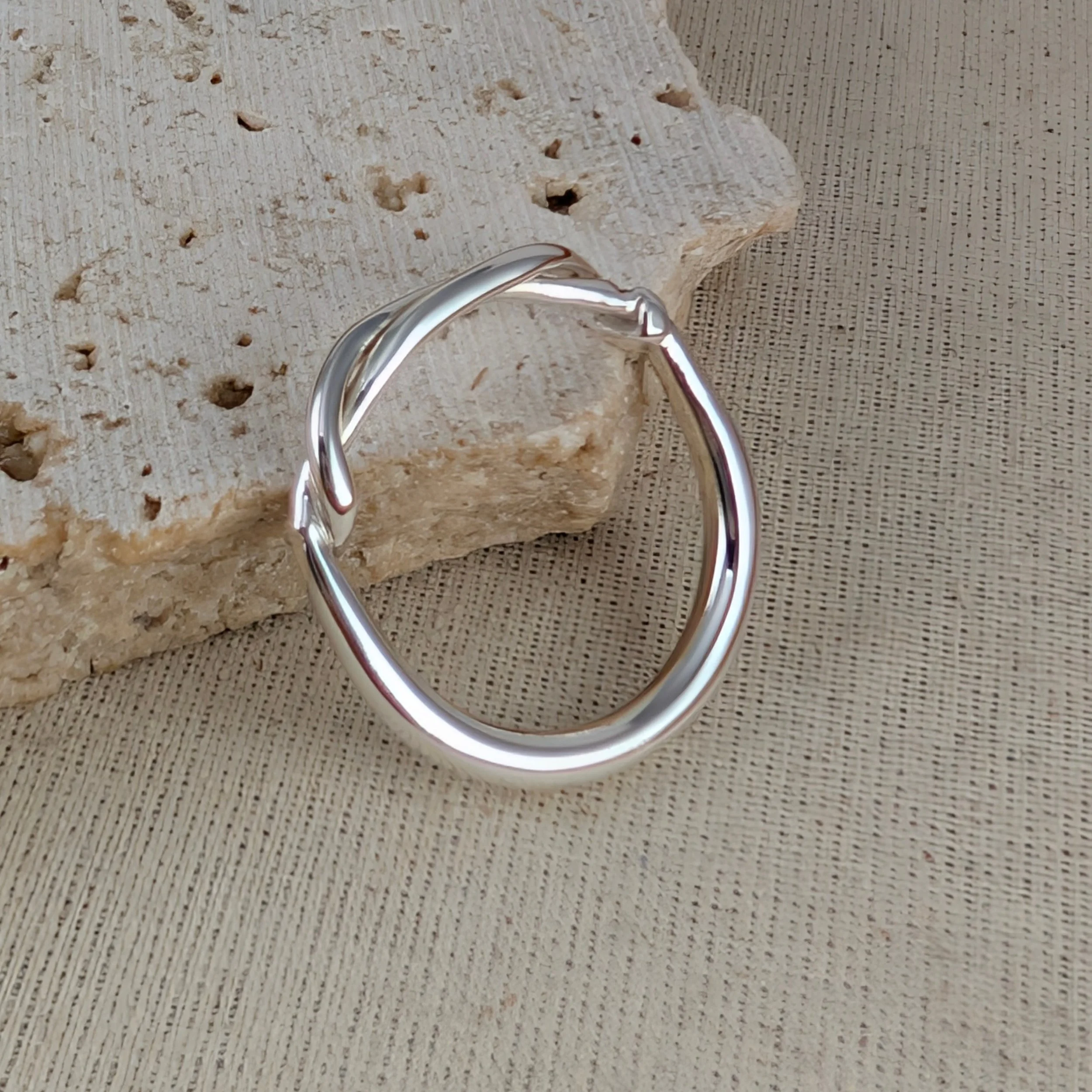 Graduated overlap ring with twisted ends v5.jpg