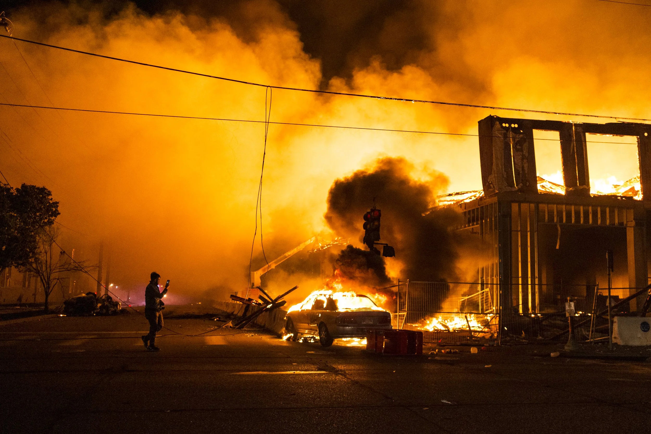  A structure burns in south Minneapolis after civil unrest in response to the murder of George Floyd by Derek Chauvin, a white police officer. May 2020. 