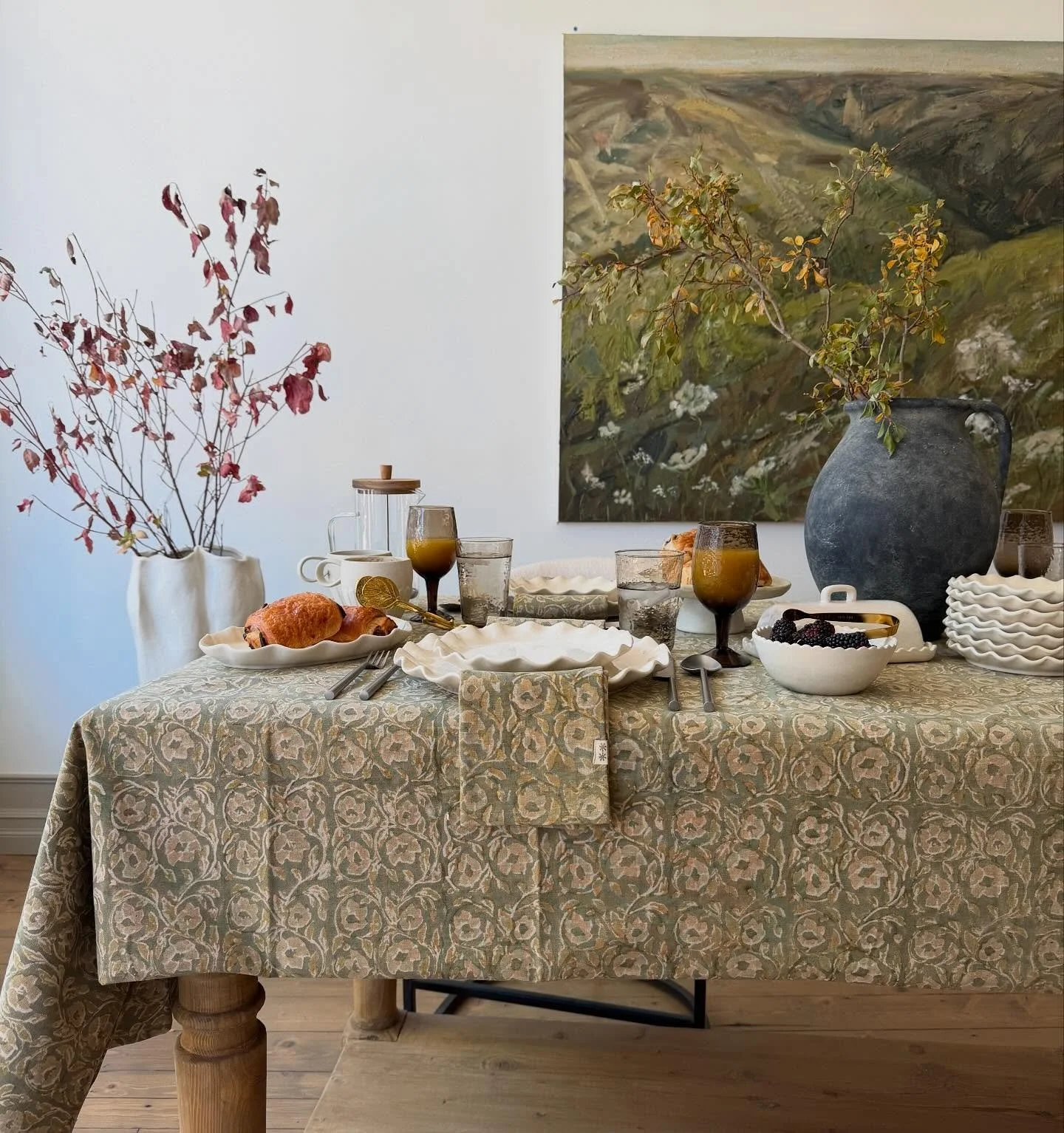 From today&rsquo;s shoot for @farmersdaughterhomestead &hellip; new  goods will be online and out in the shop soon 🌾

For all the digital parts of our job as designers, I love the tactile nature of getting to style a tablescape every once in a while