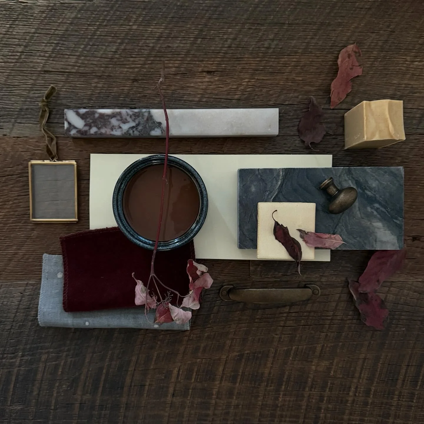 F L A T L A Y - F R I D A Y // a moody palette for chilly winter days&hellip; 

Just curious&hellip; Who&rsquo;s been around since #farmersdaughterflatlay?  Approaching TEN years for Farmer&rsquo;s Daughter Interiors and wow, time flies.  So thankful