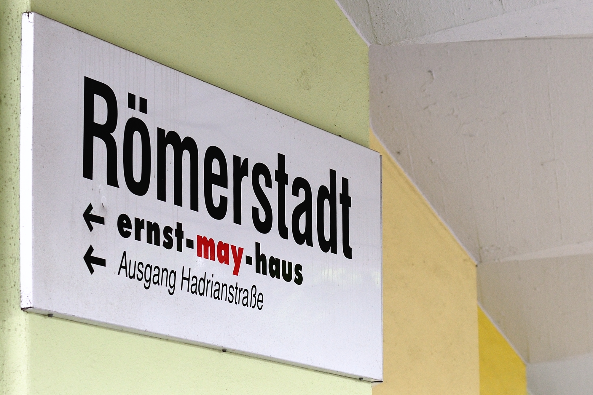 Signs to ernst-may-haus
