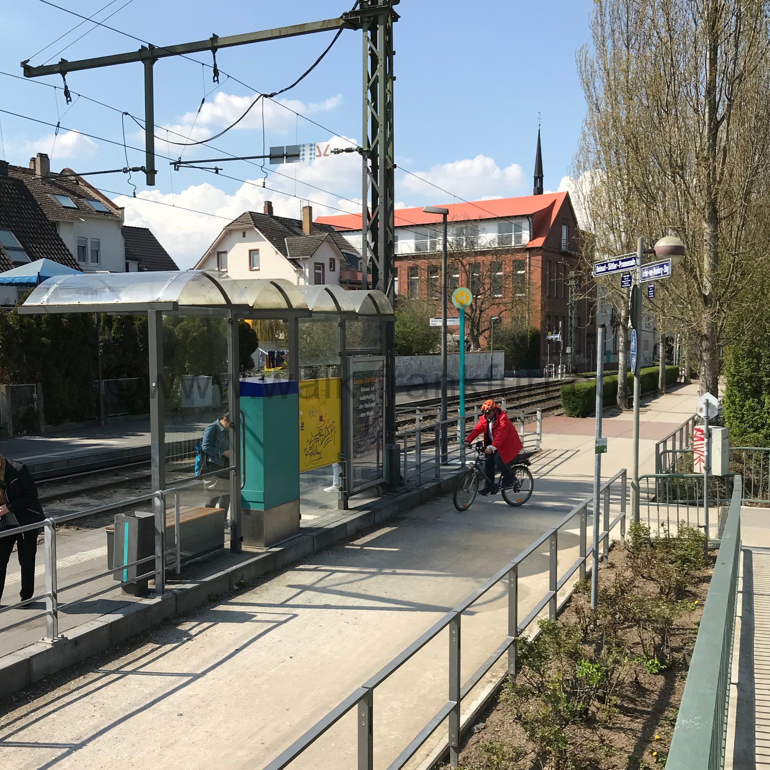 Arthur-von-Weinberg-Steg tramstop