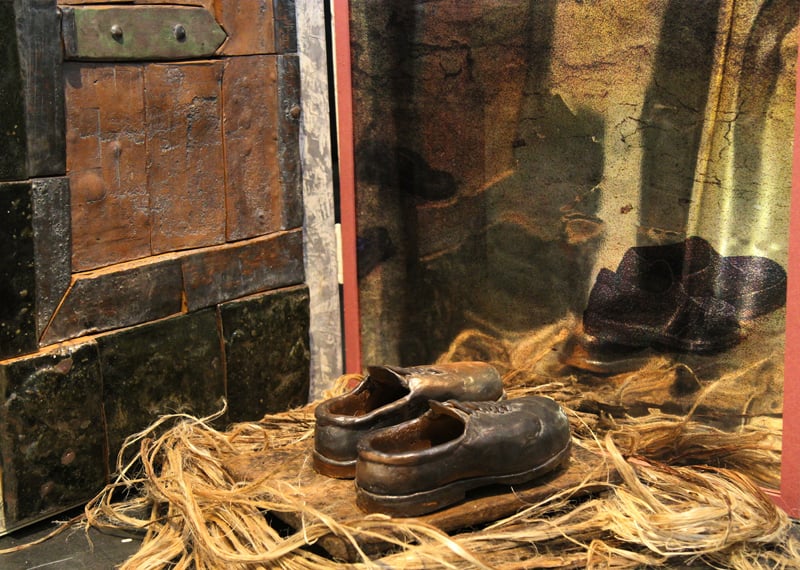 The niche ( allaa ) in the tumbling, crumbling mud wall beckons; was it here the oil lamp was kept? When I was a child, electricity hadn’t come into Kalpi my mother’s village home.