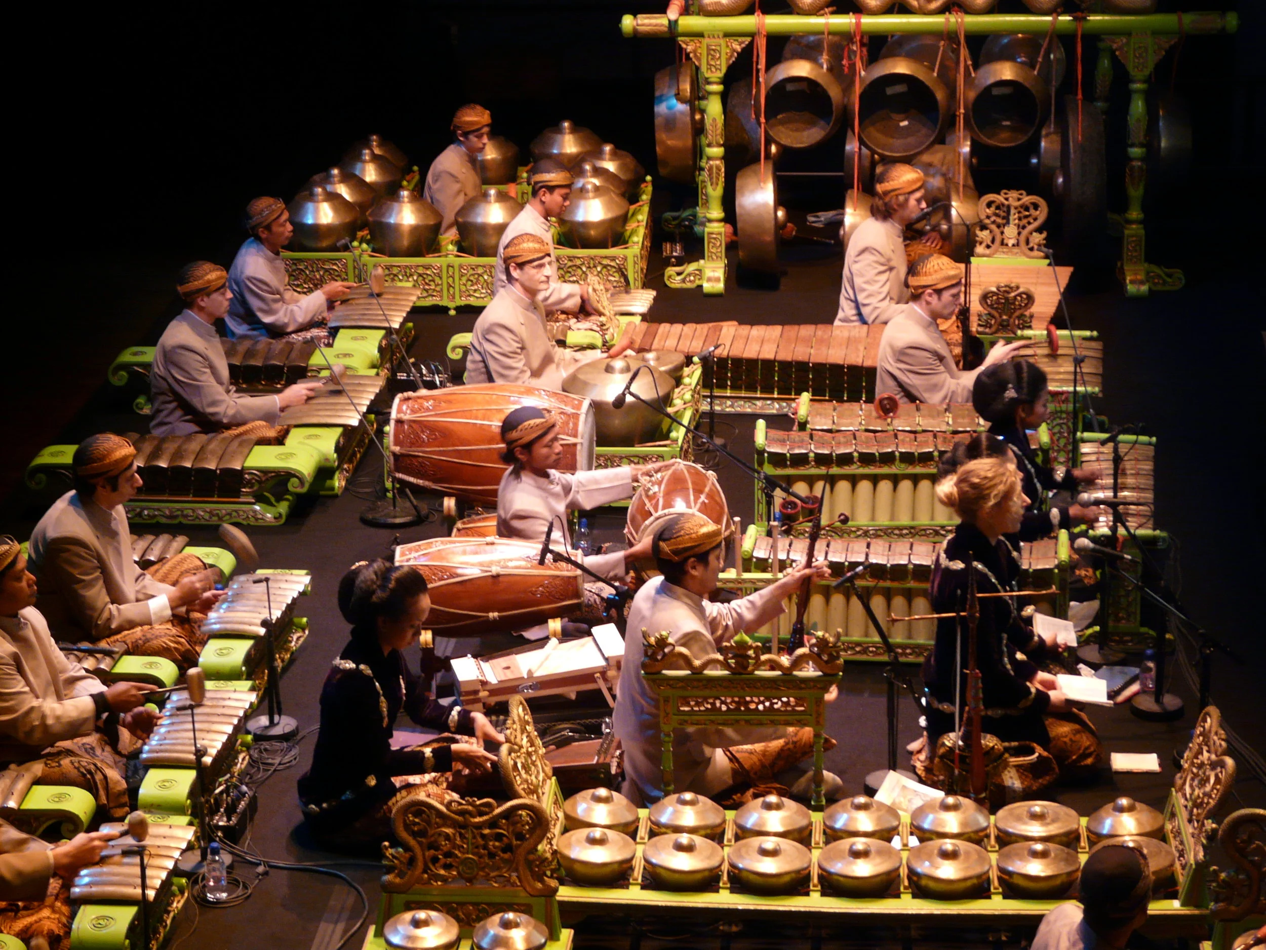 Photo prise lors d'un concert de gamelan dirigé par le dalang javanais Sri Joko Raharjo et composé du groupe mixte Sekar Wangi et Nggiri Kawasta à la Cité de la musique en 2008.