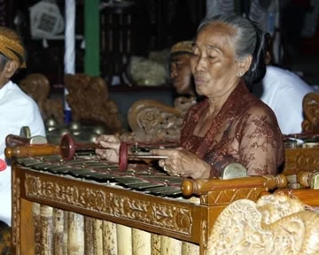 "Ibu Kris" jouant du gender barung javanais