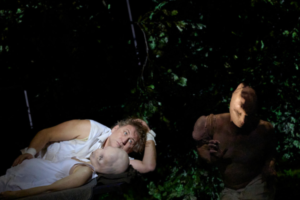 Siegfried tête en bas se perd dans la forêt de Bastille