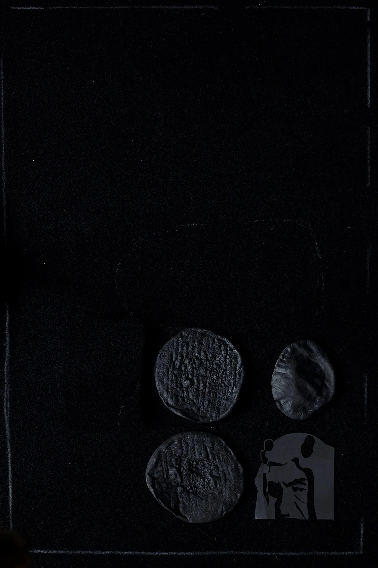 Picture. 04: 'Faisal-Moshe' and 3 pittas with their black sides facing upward Impression jet d'encre sur Harman - Coton, 48 x 32.9 cm