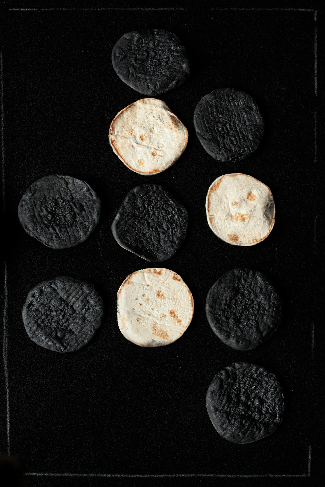 Picture. 06: 3 pittas with their natural sides facing upward, compared with 7 pittas whose black sides are facing upward Impression jet d'encre sur Harman - Coton, 48 x 32,9 cm