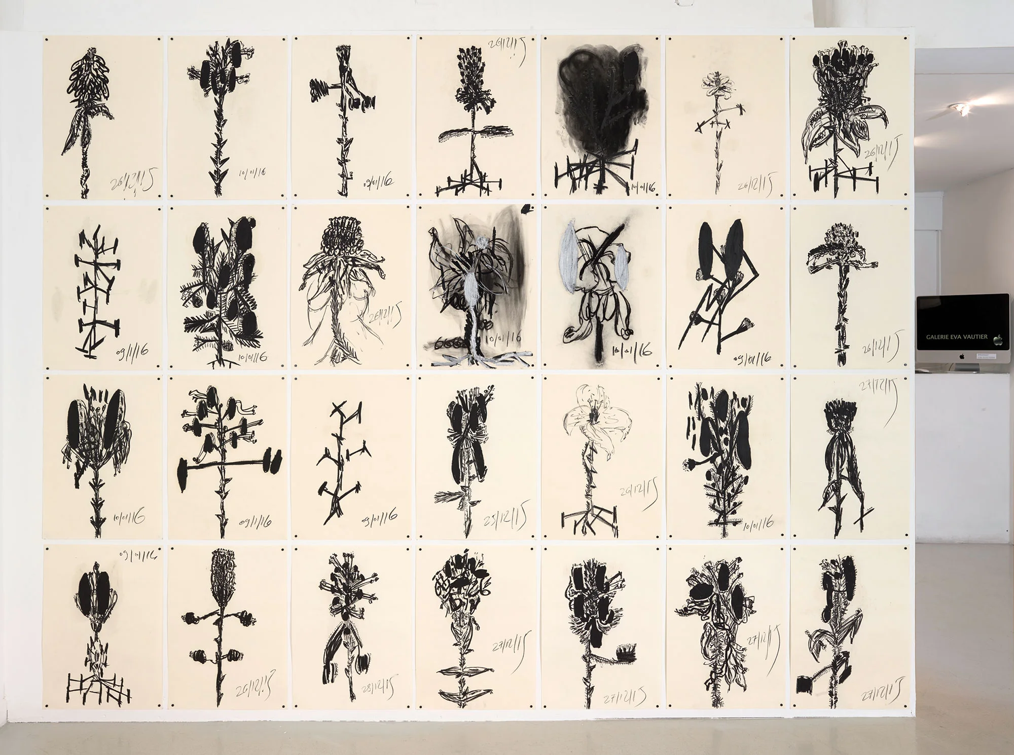 Fleurs After War / Blind Spot, 2015-2016 Série de 33 dessins, J’ai réalisé ces pastels dans mon atelier, dans le sud de Tel Aviv, le quartier des réfugiés Érythréens qui font face aux tours des « Gated Communities » aisées. Les lles et garçons morts par les caprices des Dieux dans Ovide deviennent ici des fleurs ou des arbres, rappelant les métaphores des gerbes de fleurs tressées par les Romains pour leurs morts. Fleurs / After War / Blind Spot sont ces fleurs noircies par la pollution physique et politique. Leur tiges en fer graissé, leurs « jambes » et leurs racines sont comme les socles sur lesquels on fixe les missiles anti-roquettes. Ce sont des beautés verticales ; vues de loin, elles forment un champ de fleurs noirs hybrides où le féminin et masculin jouent le jeu de la séduction. © François Fernandez
