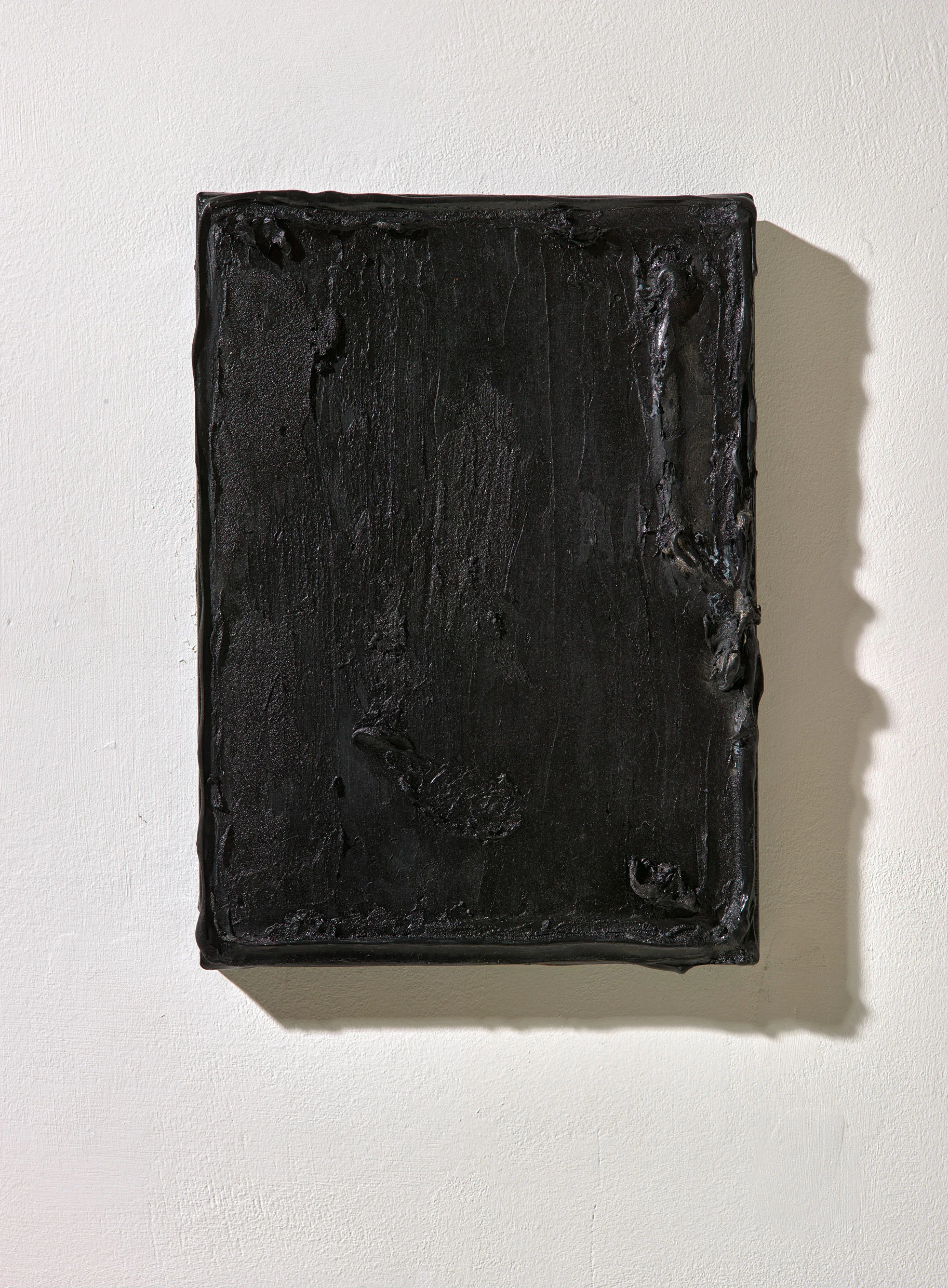 L’avortement de l’incertitude ( homage à Pierre Tal Coat ), 2016-17 The abortion of uncertainty (tribute to Pierre Tal Coat) Goudron siliconé et acrylique sur toile. Signé au dos 20 X 12 X 3 CM. © François Fernandez