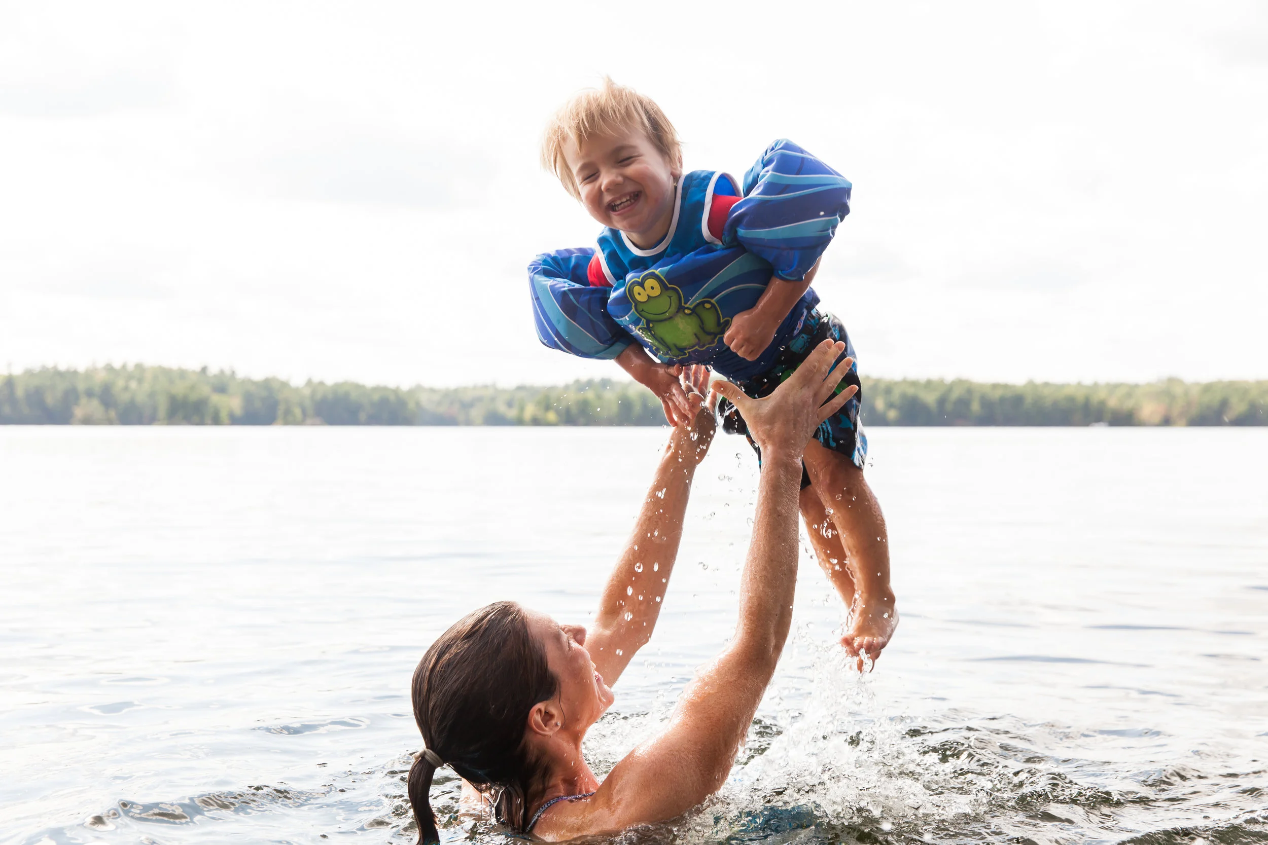 Owner of Healthy Mumma and Ottawa osteopath, Shauna Ironside knows what it takes to have a pain-free pregnancy and live an active life with her three kids.