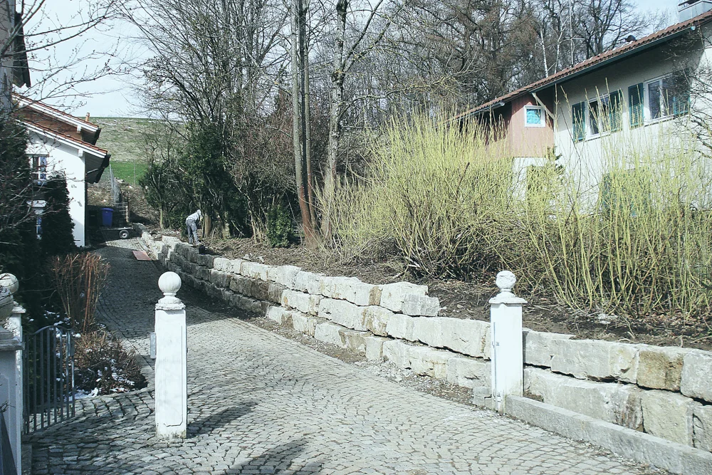 BauAssenGartenMauerHangAbfangung40meterKrenzheimerMuschelkalkParkstr.Kempten-1.jpg