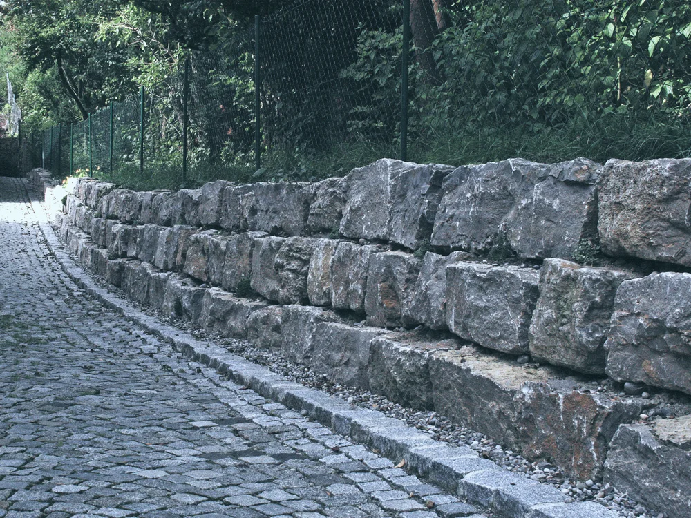 BauAussenGartenMauerAbfangungHangca50meterKrenzheimerMuschelkalkParkstr.Kempten-2.jpg