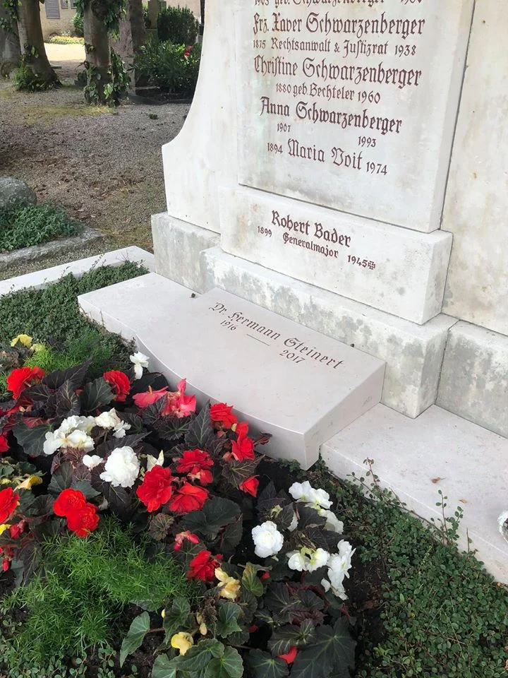 Handwerklicher schöner Grabstein von der Steinmetzwerkstatt Schlienz - Ihr Steinmetz für´s Allgäu