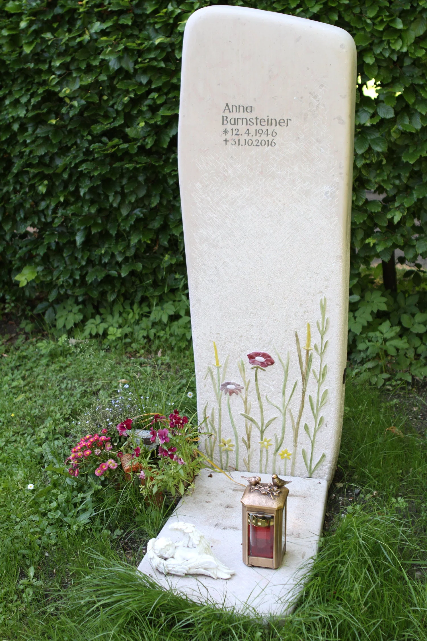 H01 I besonders schöner Grabstein Grabmal Urnensein Comblachien Kalkstein Blumen Gräser Design