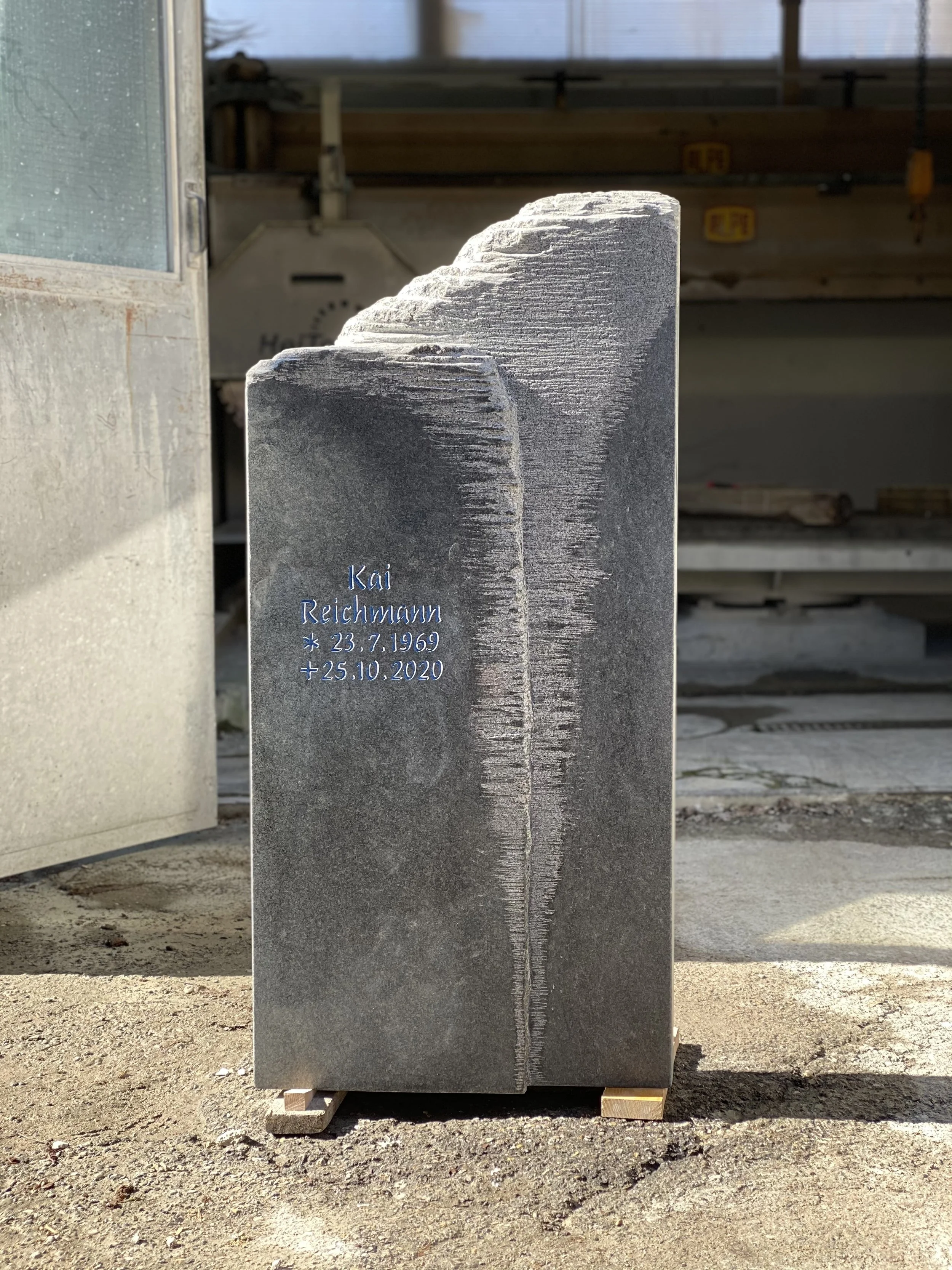 G546 | Besonderes Grabmal handwerklich bearbeitet Granit dunkel-grau