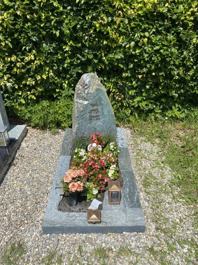 F 803 | Felsen Grabstein