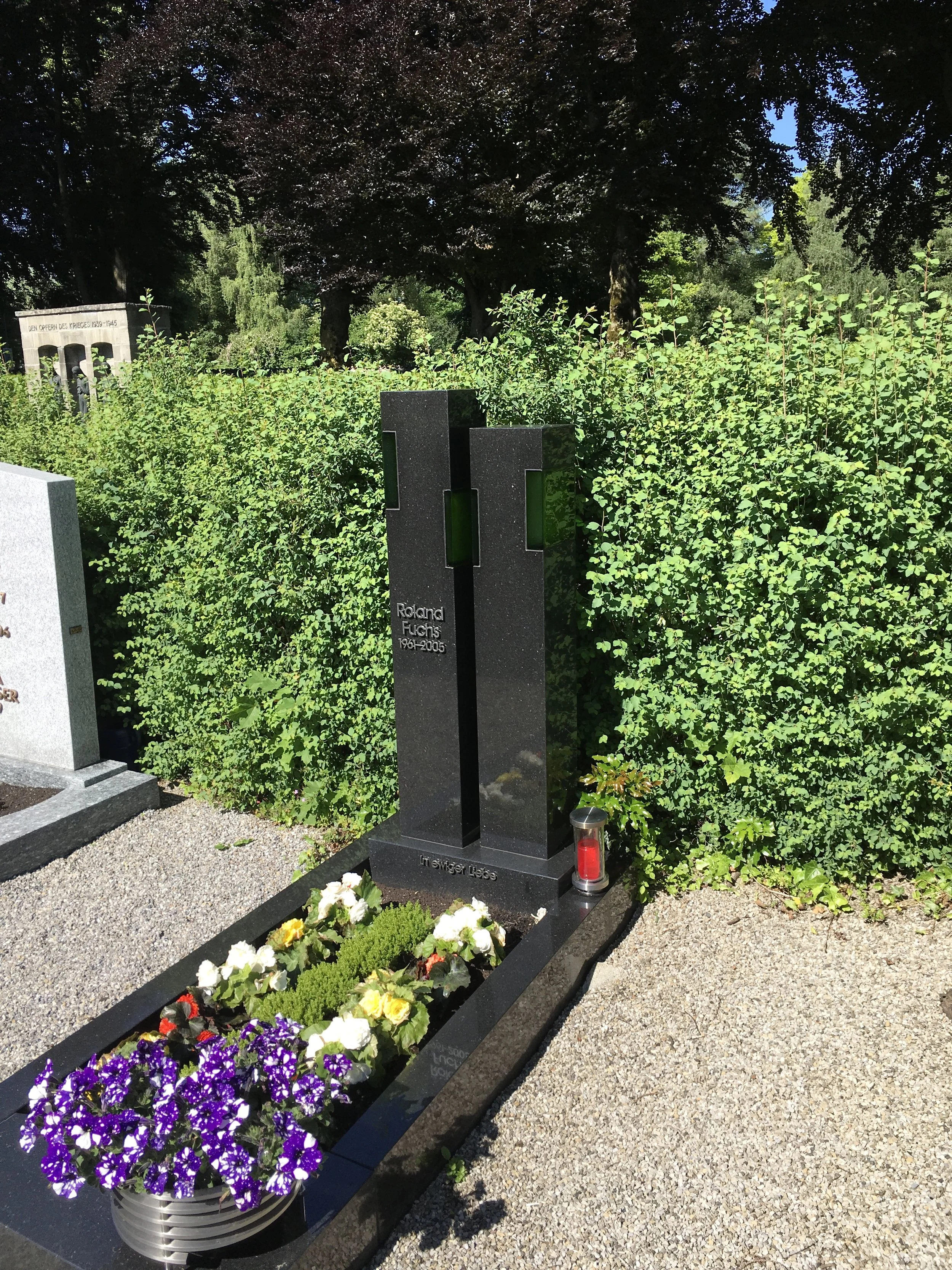 P 314I besonders schöner polierter Grabstein Grabmal Urnensein schwarz Glaselemente | Steinmetzwerkstatt Schlienz Kempten